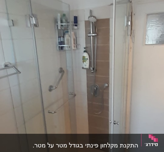 מקלחון זכוכית עם מדף בקבוקים וראש מקלחת